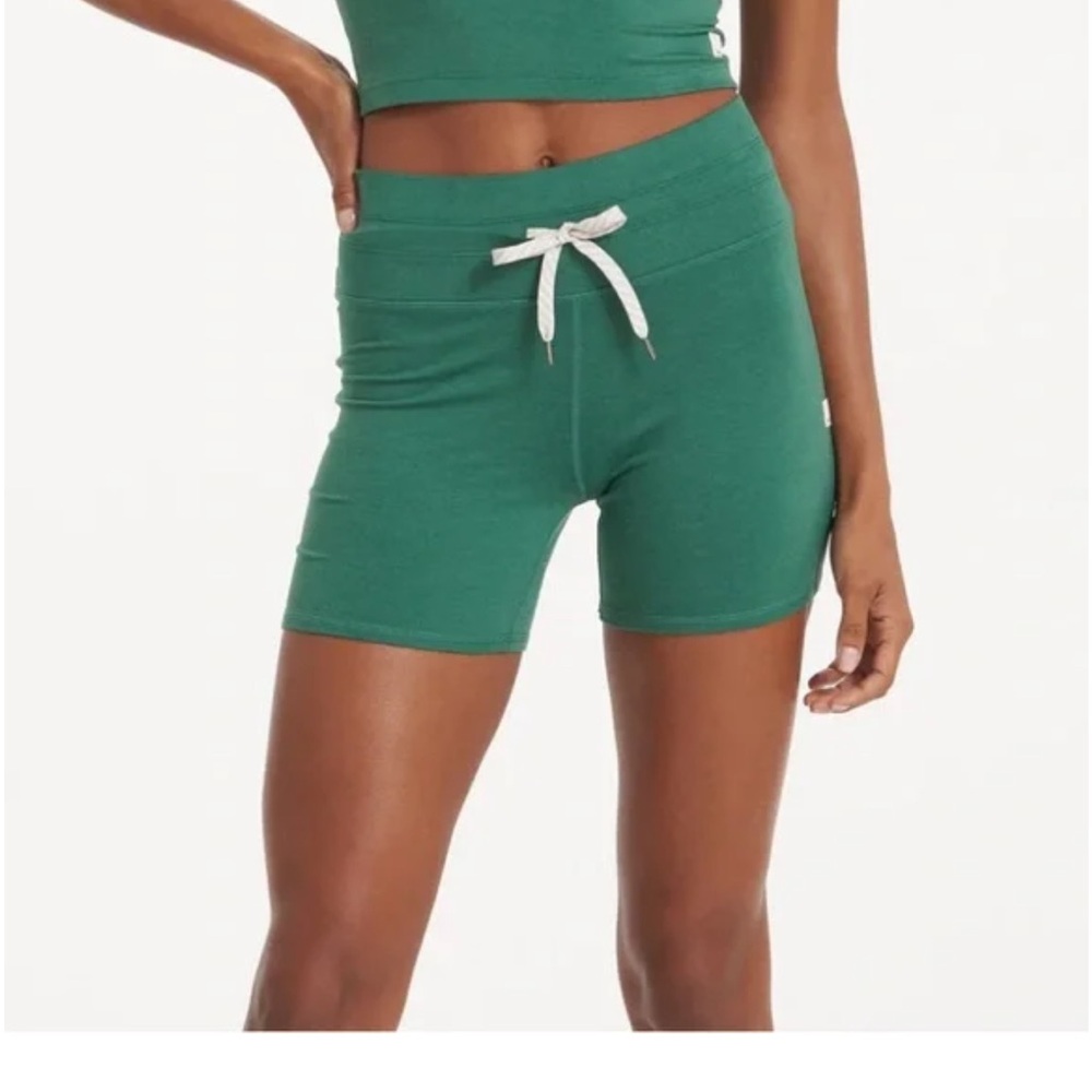 Vuori halo biker shorts. green